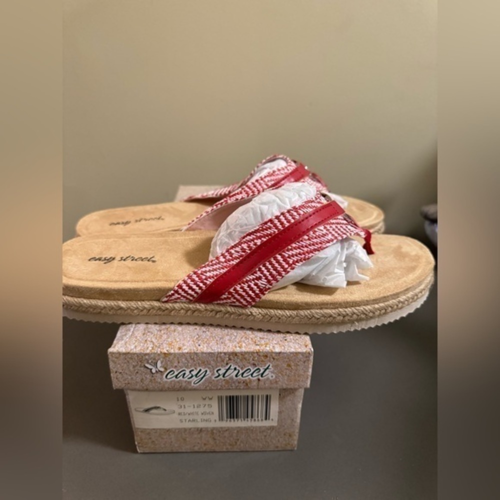 Women’s Easy Street Flip Flops Sandals NWT